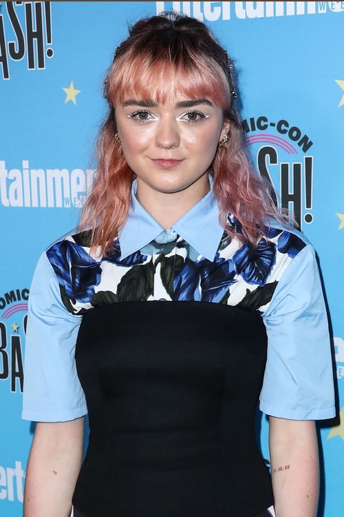 Maisie Williams con un beauty look de comic en la celebración internacional Comic-Con