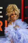 Laverne Cox con beauty look morado en la premiere de 'Orange is the new black'