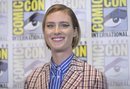 Mackenzie Davis con un delineado gráfico en la celebración internacional Comic-Con en San Diego
