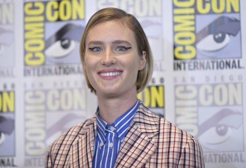 Mackenzie Davis con un delineado gráfico en la celebración internacional Comic-Con en San Diego