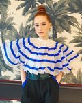 Madelaine Petsch con moño alto pulido y eye-liner azul marino en la Comic-Con 2019 de San Diego
