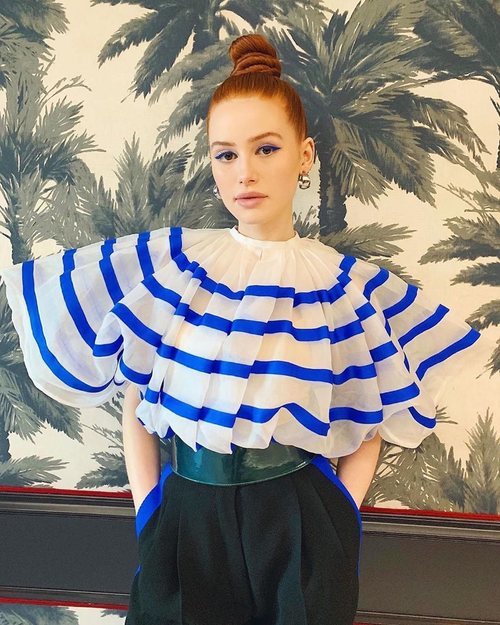 Madelaine Petsch con moño alto pulido y eye-liner azul marino en la Comic-Con 2019 de San Diego