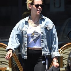 Kristen Stewart luce un desafortunado beauty look paseando por las calles de LA