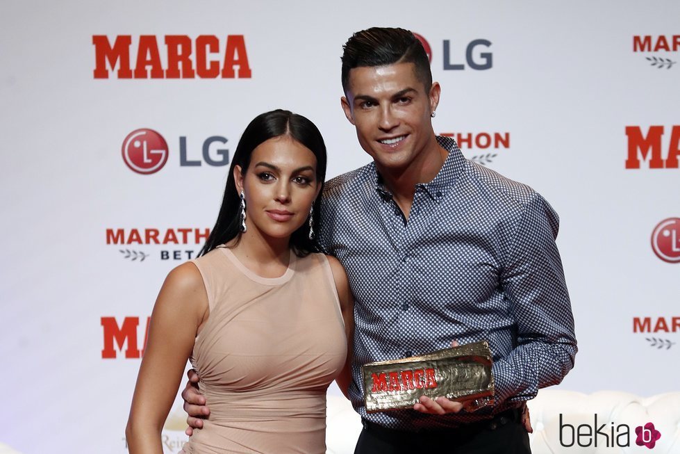 Georgina Rodríguez en la entrega de Premios Marca 2019 con un beauty look en clave nude