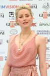 Amber Heard en el Festival de Cine de Giffoni con un beauty look a juego con su vestido