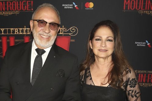 Con un espectacular vestido negro y un beauty look muy elegante, Gloria Estefan acudía a la presentación de 'Moulin Rouge!'