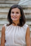 La Reina Letizia en sus dos últimos actos oficiales con una propuesta de maquillaje natural y canas al descubierto