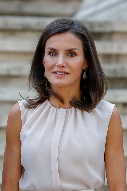La Reina Letizia en sus dos últimos actos oficiales con una propuesta de maquillaje natural y canas al descubierto