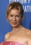 Renée Zellweger en la Gala AP de Berverly Hills con un beauty look con exceso de brillo