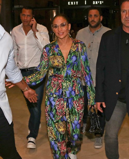 Jennifer Lopez aterriza en Tel Aviv con un beauty look con excesos, lista para un concierto multitudinario