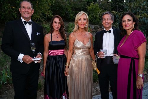 Carmen Lomana en la Gala AECC 2019 con un look beauty en clave natural y de noche