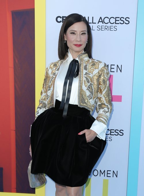 Lucy Liu en la presentación de 'Why Women Kill' con un beauty look desacertado y lleno de brillo