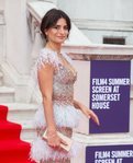Con un moño bajo Penélope Cruz triunfa en Londres