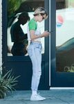 Kristen Stewart con el pelo encrespado y raíces en las calles de Los Ángeles