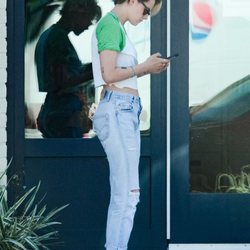 Kristen Stewart con el pelo encrespado y raíces en las calles de Los Ángeles