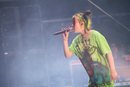 Billie Eilish y su corte de pelo neón en el festival MS Dockville