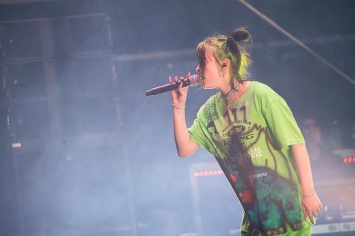 Billie Eilish y su corte de pelo neón en el festival MS Dockville