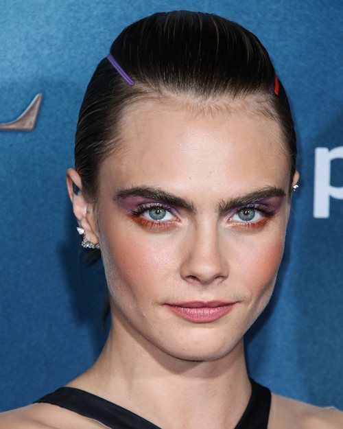 Cara Delevingne en la presentación de 'Carnival Row' con un deslumbrante look beauty