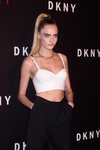 Cara Delevingne con coleta alta y cat-eye en la fiesta del 30 aniversario de Donna Karan New York
