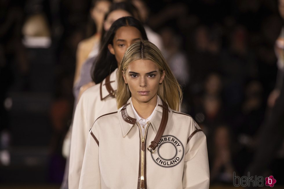 Kendall Jenner luce por primera vez dirty blonde hair en el desfile de Burberry primavera/verano 2021