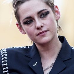 Kristen Stewart con un smokey eye exagerado en la premiere de 'Seberg' en el Festival de San Sebatián 2019