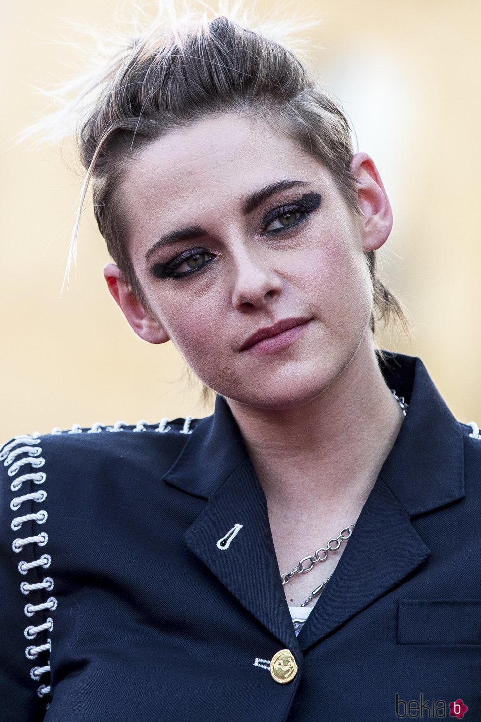 Kristen Stewart con un smokey eye exagerado en la premiere de 'Seberg' en el Festival de San Sebatián 2019