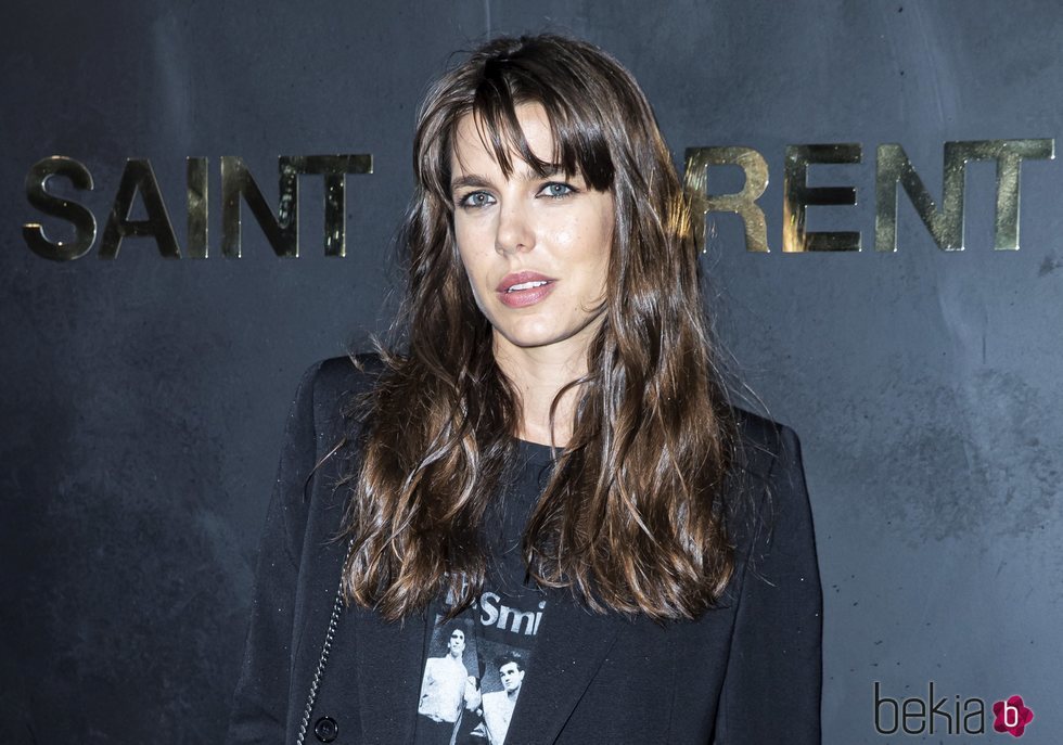 Carlota Casiraghi con un look rockero en el desfile primavera/verano 2020 de Saint Laurent