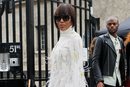 Naomi Campbell con peluca corte bob y flequillo en la Semana de la Moda de París