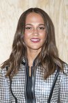 Alicia Vikander con un intento de ondas al agua en el desfile de Vuitton en París