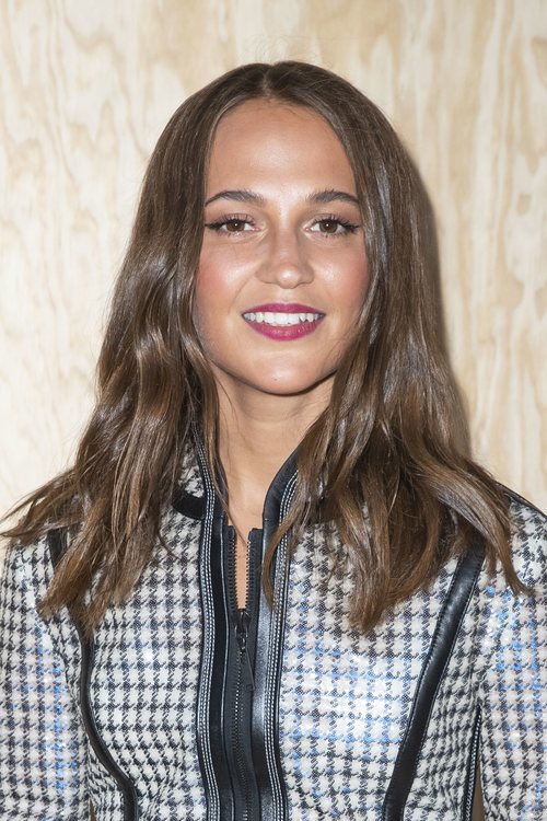 Alicia Vikander con un intento de ondas al agua en el desfile de Vuitton en París