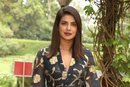 Priyanka Chopra con un labial burdeos en la promoción de su película 'The Sky is Pink'