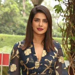 Priyanka Chopra con un labial burdeos en la promoción de su película 'The Sky is Pink'