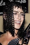 María León con peluca futurista de cuentas en el cumpleaños de Paco León