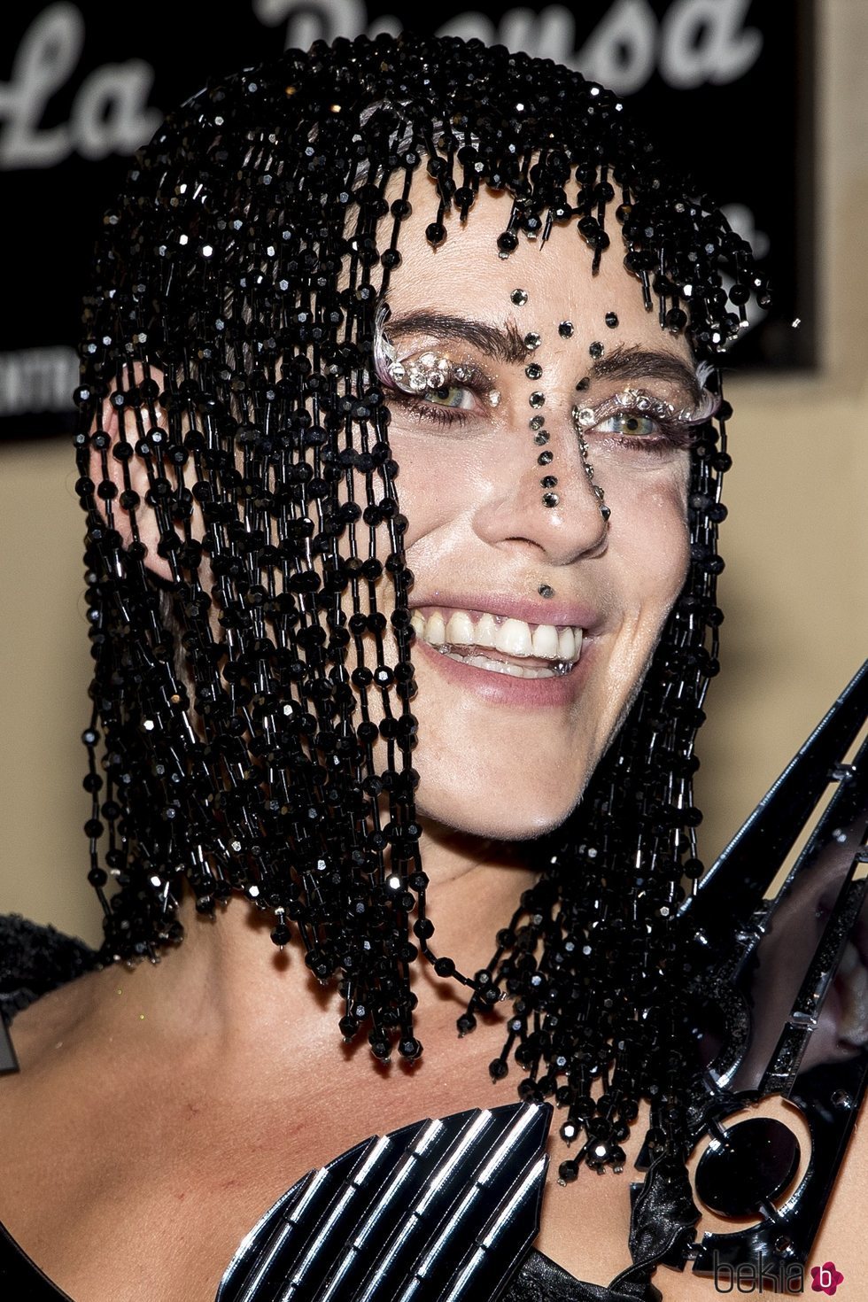 María León con peluca futurista de cuentas en el cumpleaños de Paco León