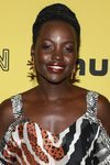 Lupita Nyong'o con maquillaje rosado durante la premiere de 'Little Monsters'