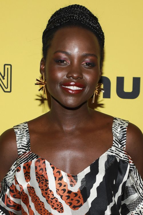 Lupita Nyong'o con maquillaje rosado durante la premiere de 'Little Monsters'