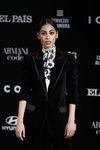 Mina el Hammani con eyeliner azul y cabello recogido en los Premios Icon 2019