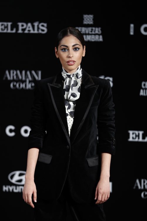 Mina el Hammani con eyeliner azul y cabello recogido en los Premios Icon 2019