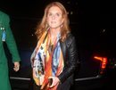 Sarah Ferguson con ligeras ondas y maquillaje sencillo en Londres