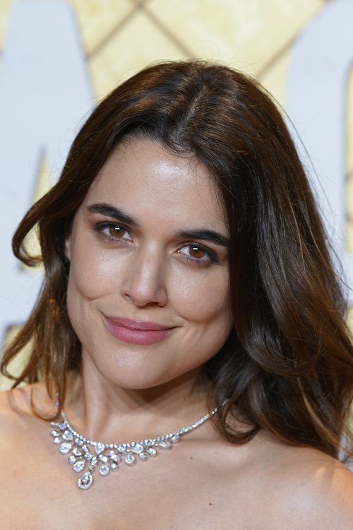 Adriana Ugarte con un maquillaje muy natural con labios rosados en el estreno de 'Hache'