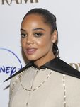 Tessa Thompson con maquillaje dorado en la proyección de 'The Lady and the Tramp' en Nueva York
