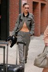 Bella Hadid con la melena sucia recogida en un moño en Nueva York