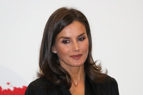 La Reina Letizia con smokey eyes rosado en la entrega de la tercera edición del International Friendship Award