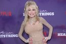 Dolly Parton despelujada en el estreno de 'Heartstrings' de Netflix