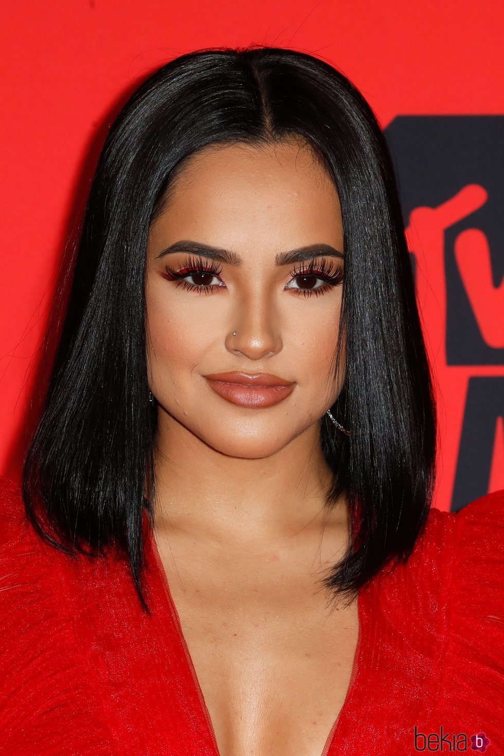 Becky G con eyeliner rojo en los Premios MTV EMA 2019 en Sevilla
