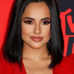 Becky G con eyeliner rojo en los Premios MTV EMA 2019 en Sevilla