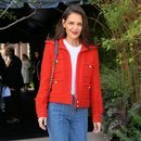 Katie Holmes con labial rojo y cazadora a juego por Nueva York