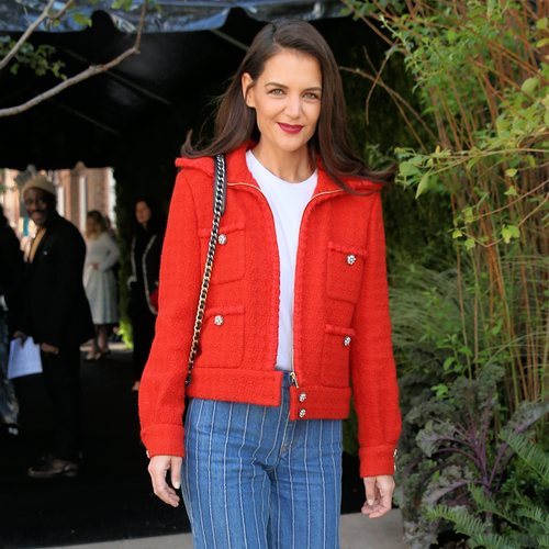 Katie Holmes con labial rojo y cazadora a juego por Nueva York