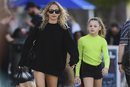 Nicole Richie con melena rizada de paseo por Los Ángeles