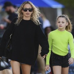Nicole Richie con melena rizada de paseo por Los Ángeles